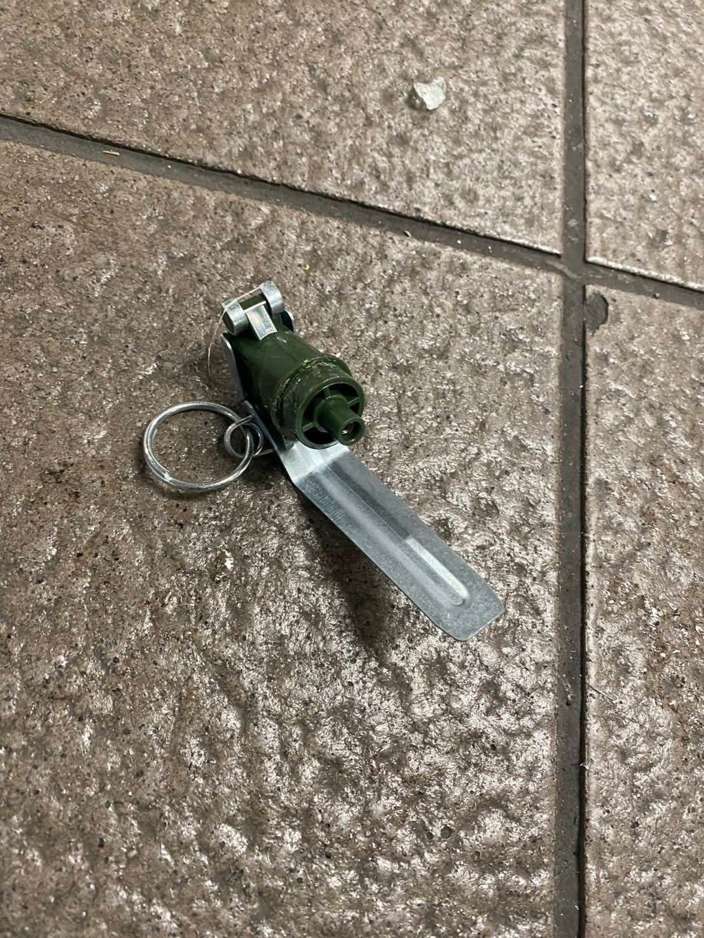 現場留下彈藥殘骸。 中時