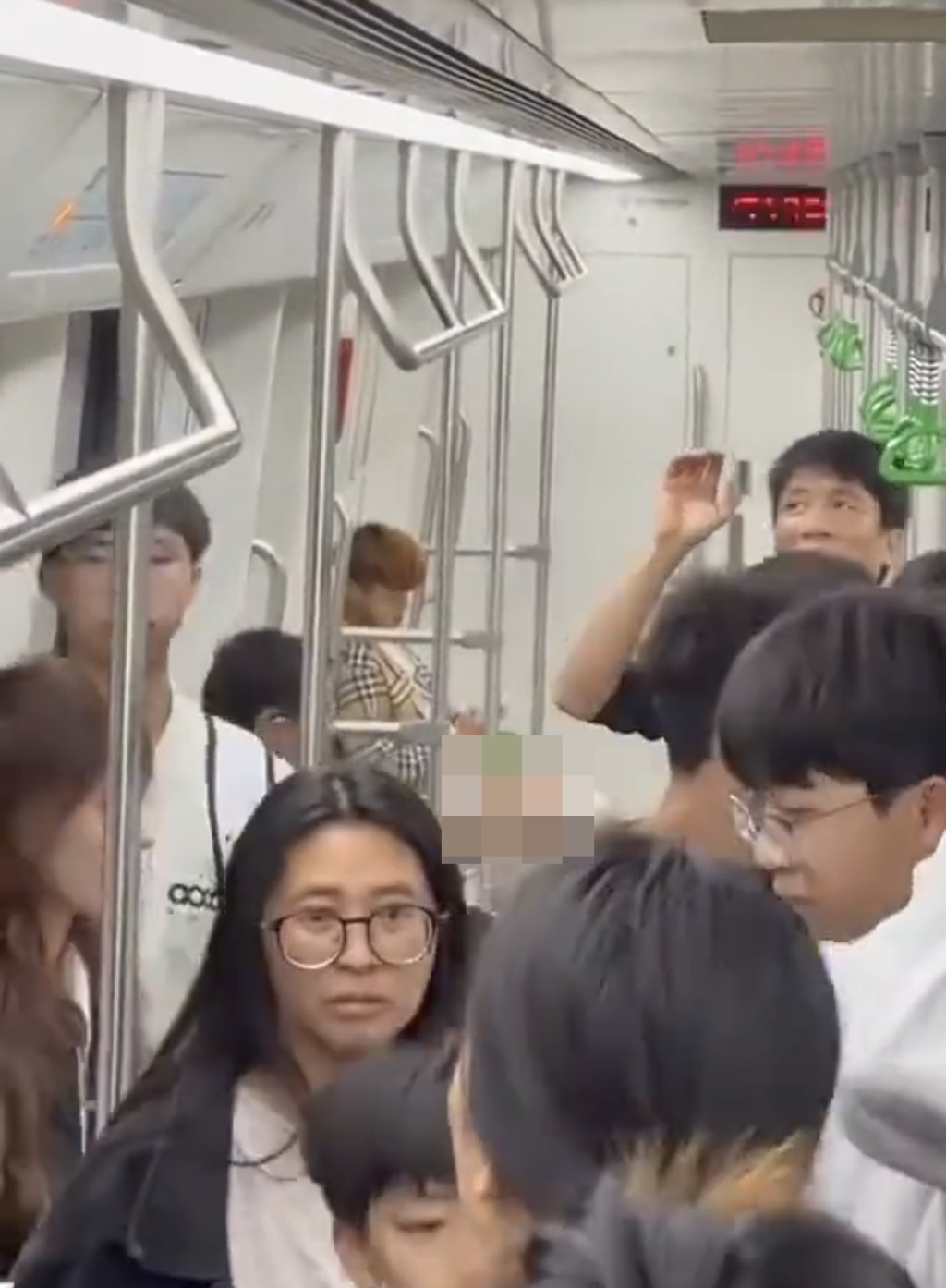 男子在车内脱裤自渎。 男子在车内脱裤自渎。