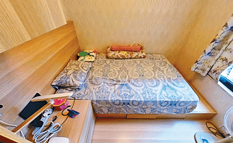 睡房以地台牀設計，提供大量收納空間。