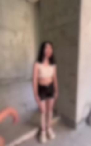受害女童被逼脫剩胸圍，遭各種暴力施虐。Ｘ