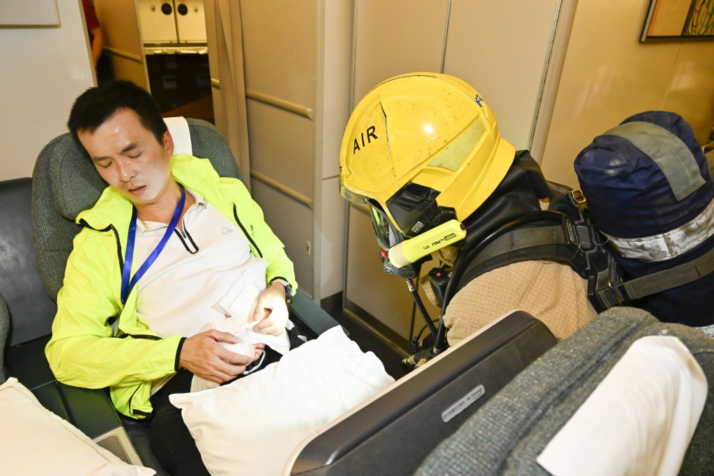 香港国际机场今早（15日）首次在重新配置的中跑道举行飞机事故及救援演习。