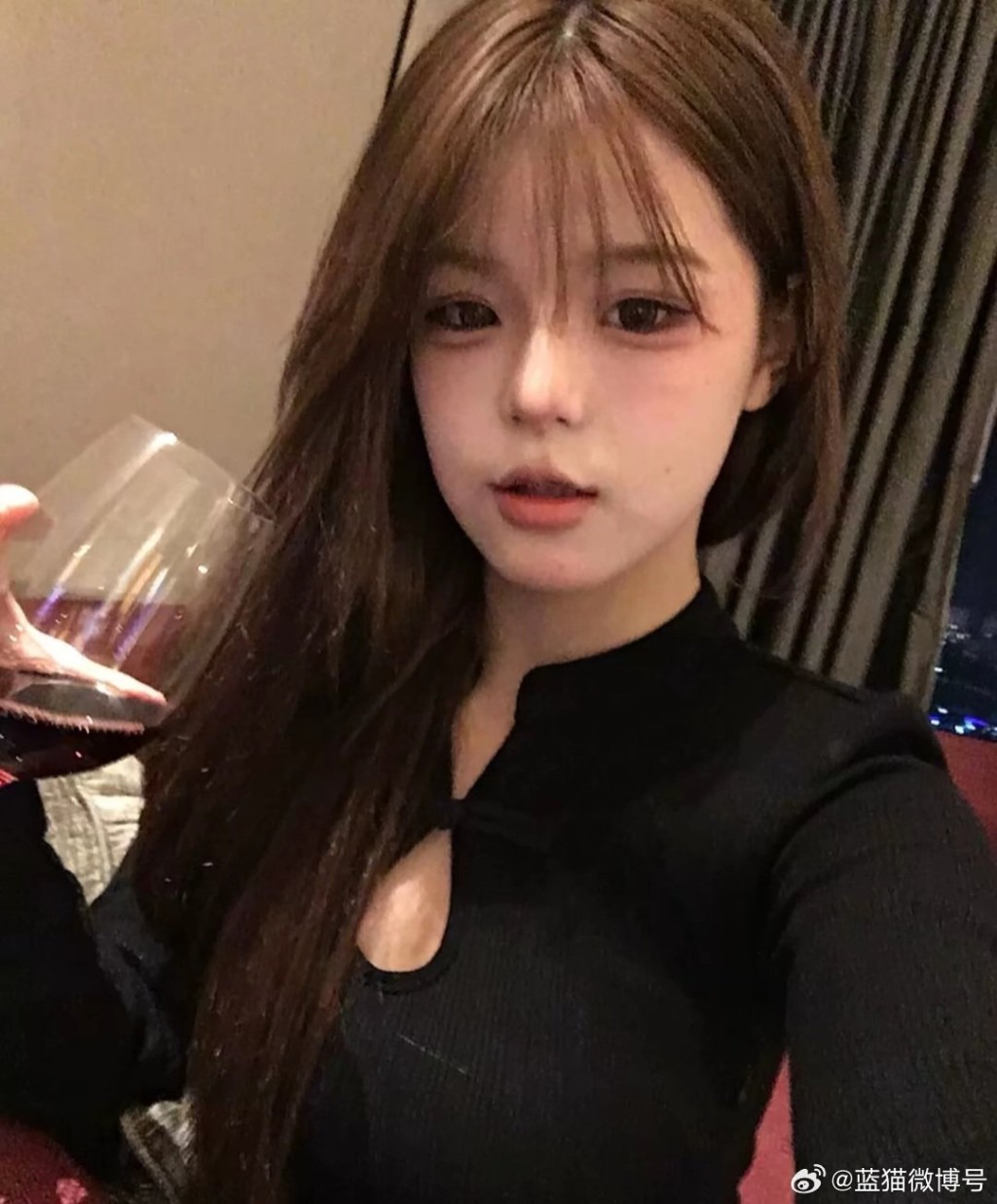 千万粉丝网红“夜巴黎”遭举报是未成年人开直播后已被封号。微博