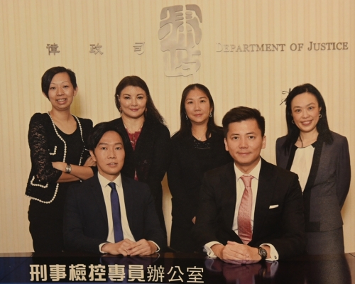 前排左一（深灰領呔）為何詠光 Paul Ho。資料圖片