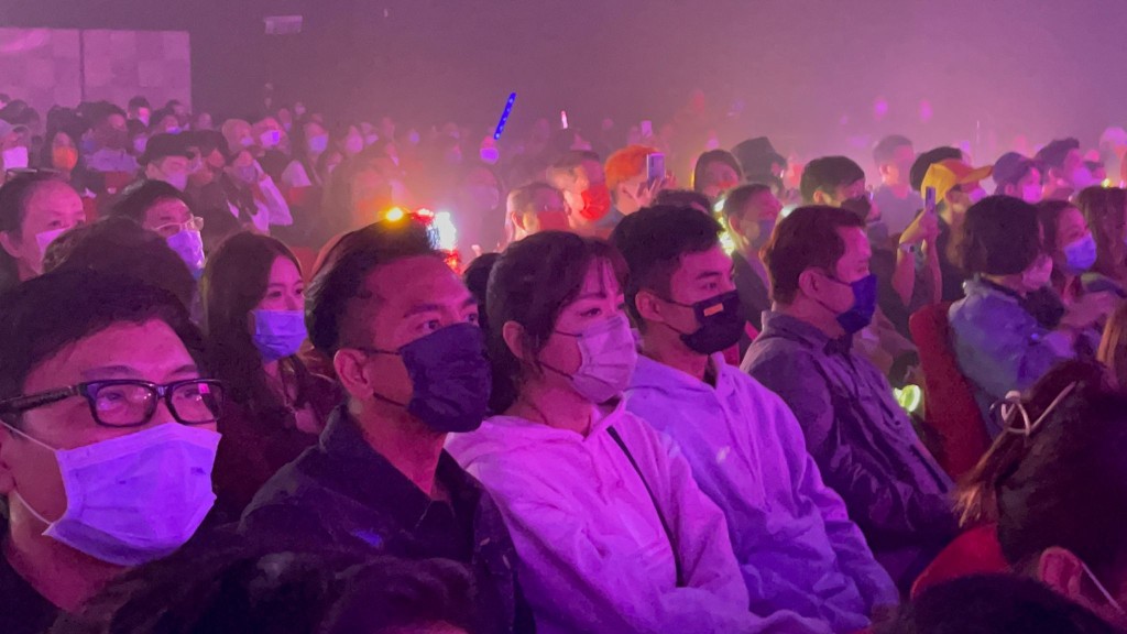 兩人看得十分投入。