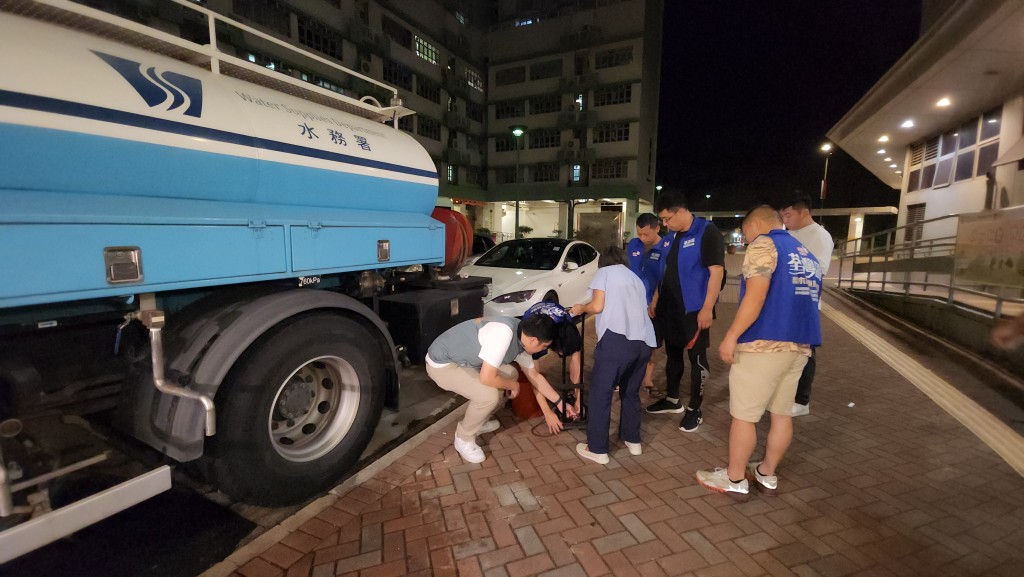 她舉例指早前東涌停水，關愛隊協助通知水車的位置。資料圖片