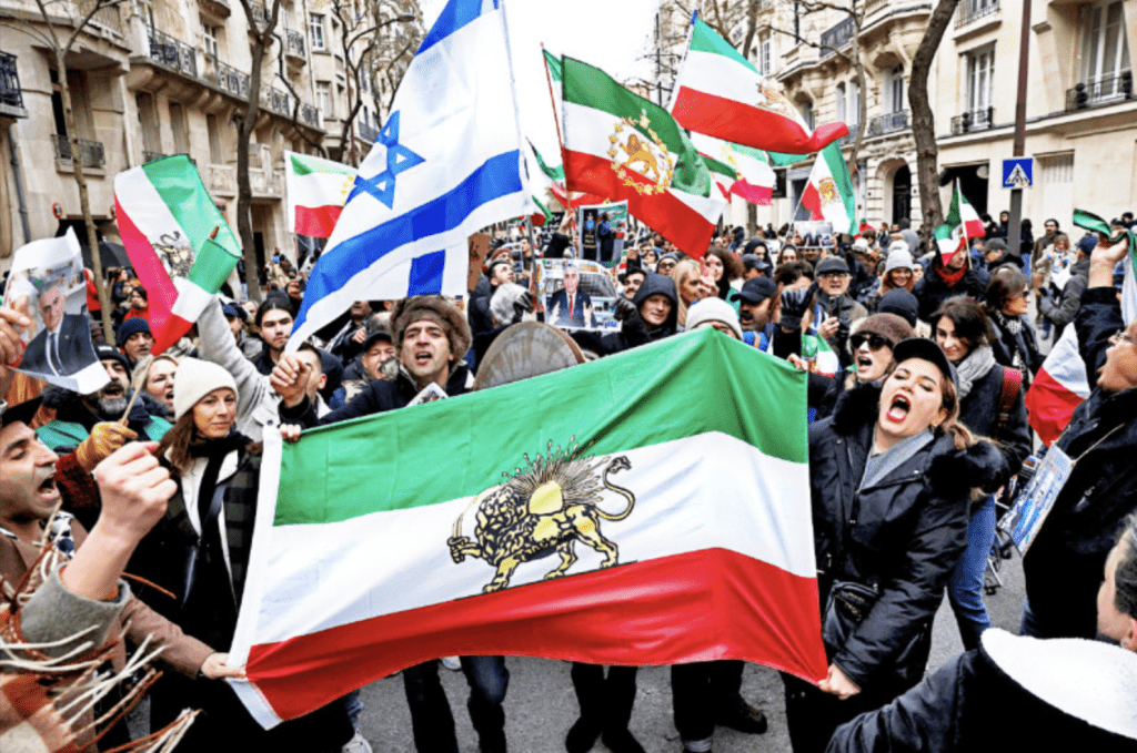 11日在法國首都巴黎的聲援伊朗示威者集會上，有人秀出「獅子太陽旗」。路透社