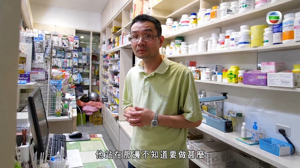 蔡伯羌經常會呆站著,不知道自己該做什麼。 蔡伯羌經常會呆站著,不知道自己該做什麼。
