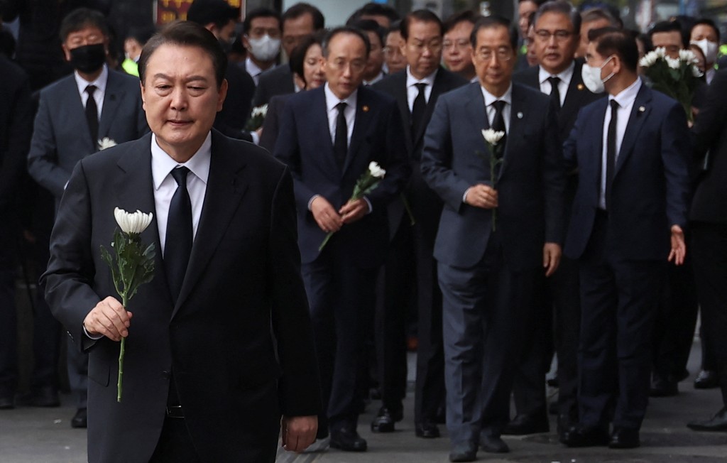 韓國總統尹錫悅在首爾舉行的悼念活動，向罹難者致哀。路透