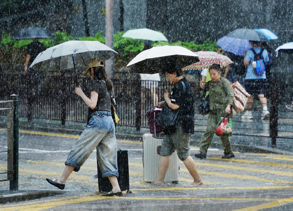 天文台今日清晨5時50分發出黑雨警告信號。汪旭峰攝 天文台今日清晨5時50分發出黑雨警告信號。汪旭峰攝