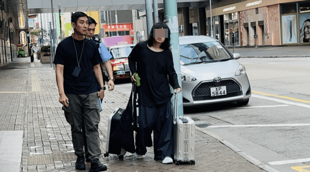 現場有一名女子陪同男事主送院。蔡楚輝攝 現場有一名女子陪同男事主送院。蔡楚輝攝