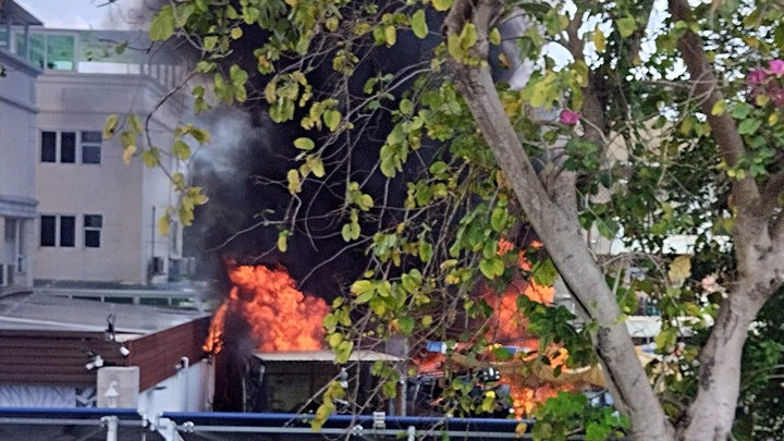 村屋火光熊熊。fb：錦上路之友