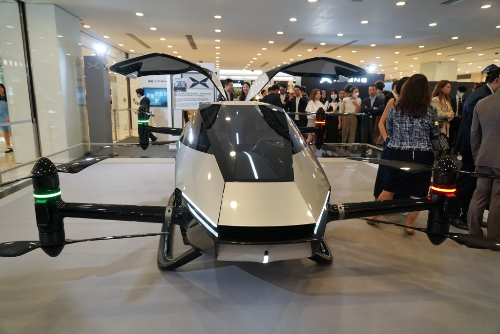小鵬汽車XPENG 同場還展出由小鵬匯天自主研發的「旅航者X2」兩座位載人飛行汽車。