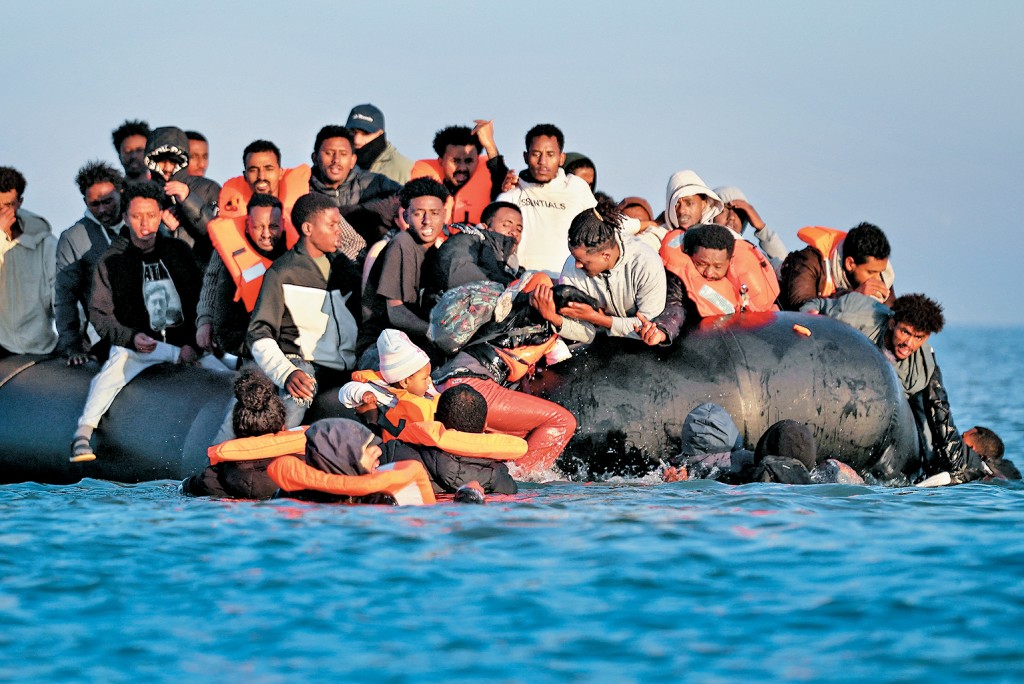9月27日，在法國加萊附近海域，非法移民登上一艘充氣艇，試圖橫渡英倫海峽前往英國。 