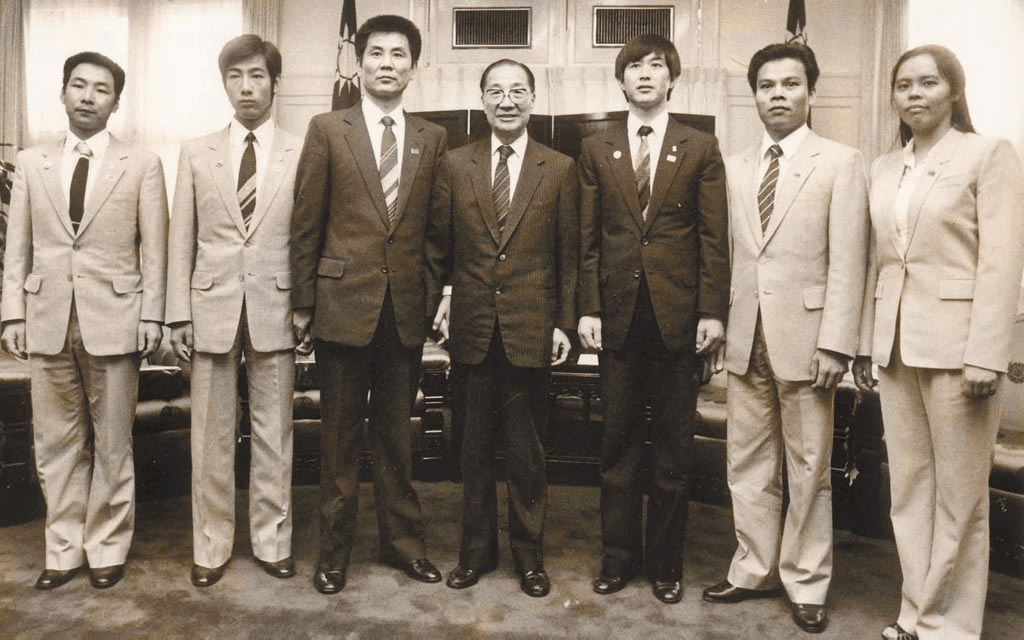 1984年时任台湾行政院长俞国华（中）接见6名从大陆劫机至韩国、服刑后遣送到台湾的「六义士」。图右至左为高东萍、吴云飞、王艳大、俞国华、卓长仁、安伟建、姜洪军。