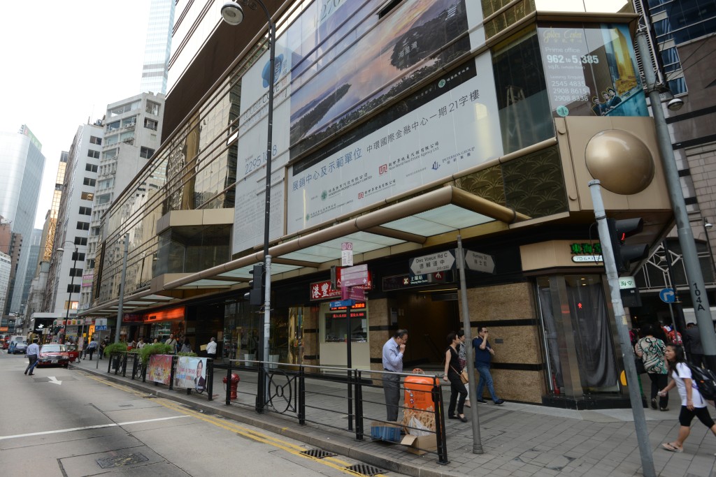 上環德輔道中188號金龍中心三層高的巨舖，由方德証券承租，月租78萬。