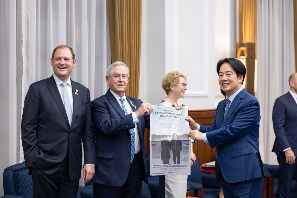 美国众议院外委会主席麦考尔访问台湾，与台湾领导人赖清德会面。  Ｘ