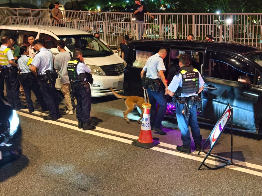 警鴨脷洲大橋多名大漢聚集，警截停4車調查拘捕21人。尹敬堂攝