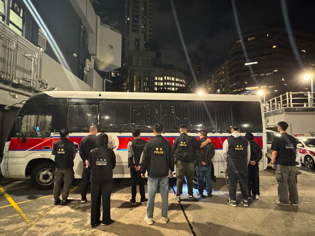 警方入境處紅館外打擊炒黃牛，拘4內地男女。警方圖片