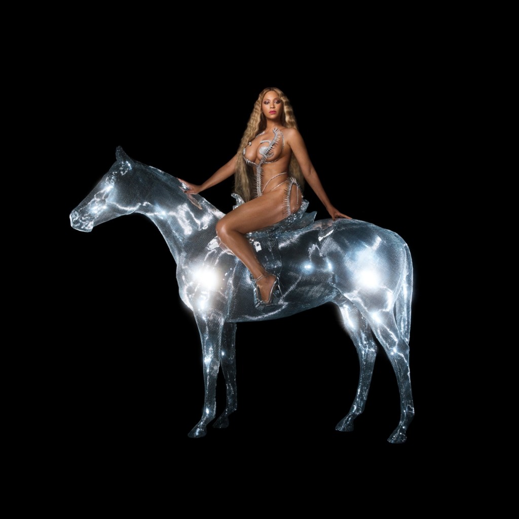 騎在透明發光馬上的Beyoncé,身上的比堅尼好少布。