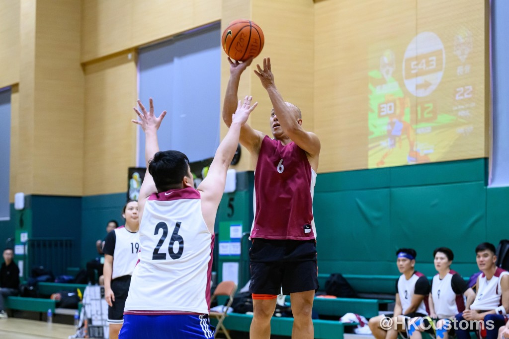 香港海關一向致力鼓勵同事參與各種有益身心的康樂體育活動。