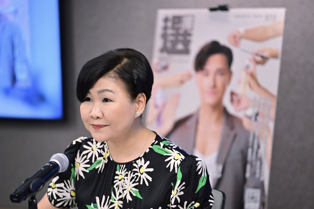 對各持份者特別是委員會和各位同事的信任和支持,黃鳳嫺深表感謝。 對各持份者特別是委員會和各位同事的信任和支持,黃鳳嫺深表感謝。