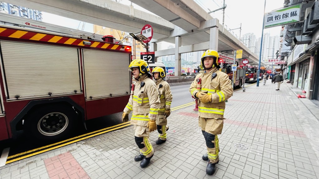 消防员接报工厦单位冒烟，到场处理。蔡楚辉摄