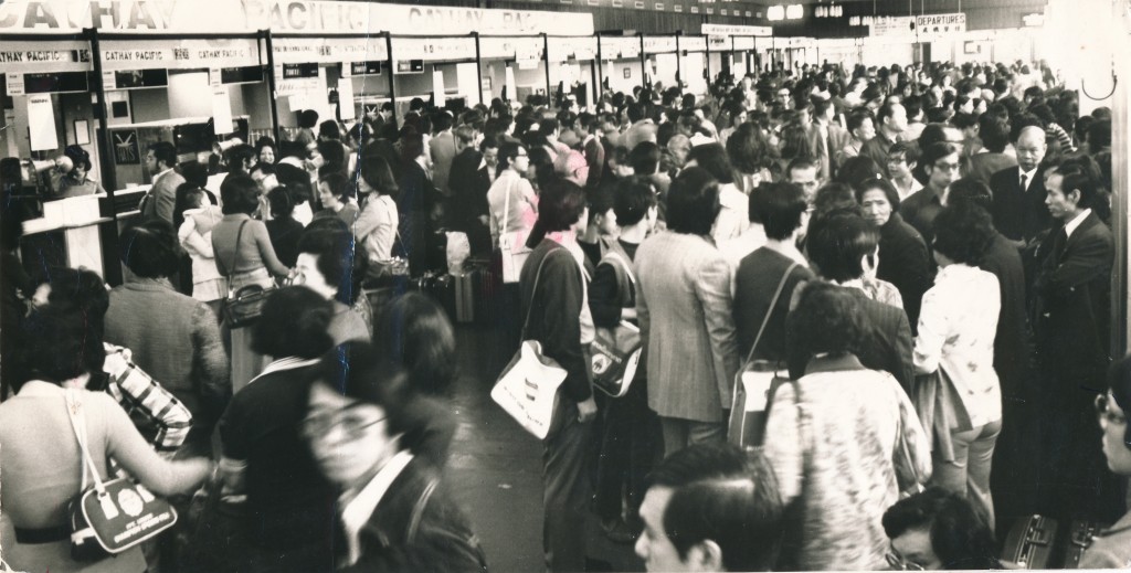 1988年啟德機場旅客在大堂等候情況。資料圖片