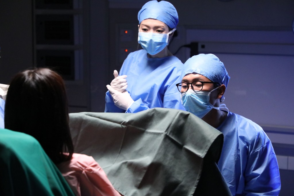 剧中阿东演医生「古希晨」，事前要花不少时间背专业名词。