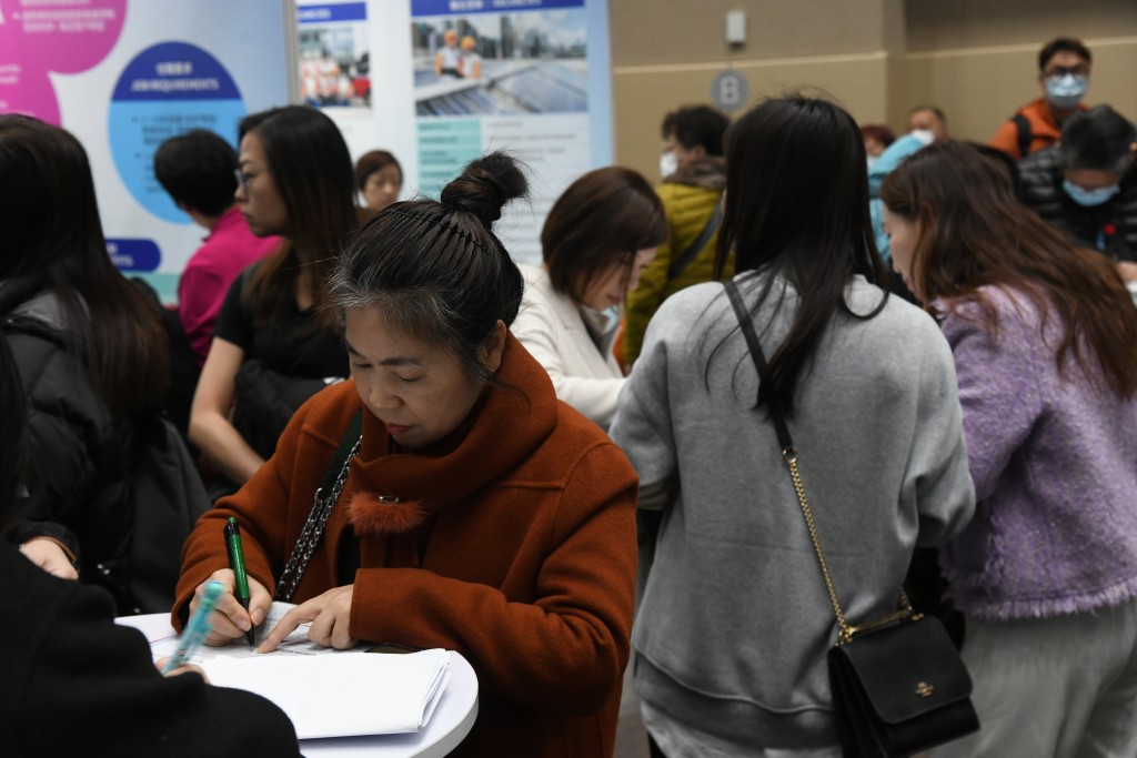 資訊日聚焦協助婦女及非華裔人士，在機場找到合適工作。何健勇攝