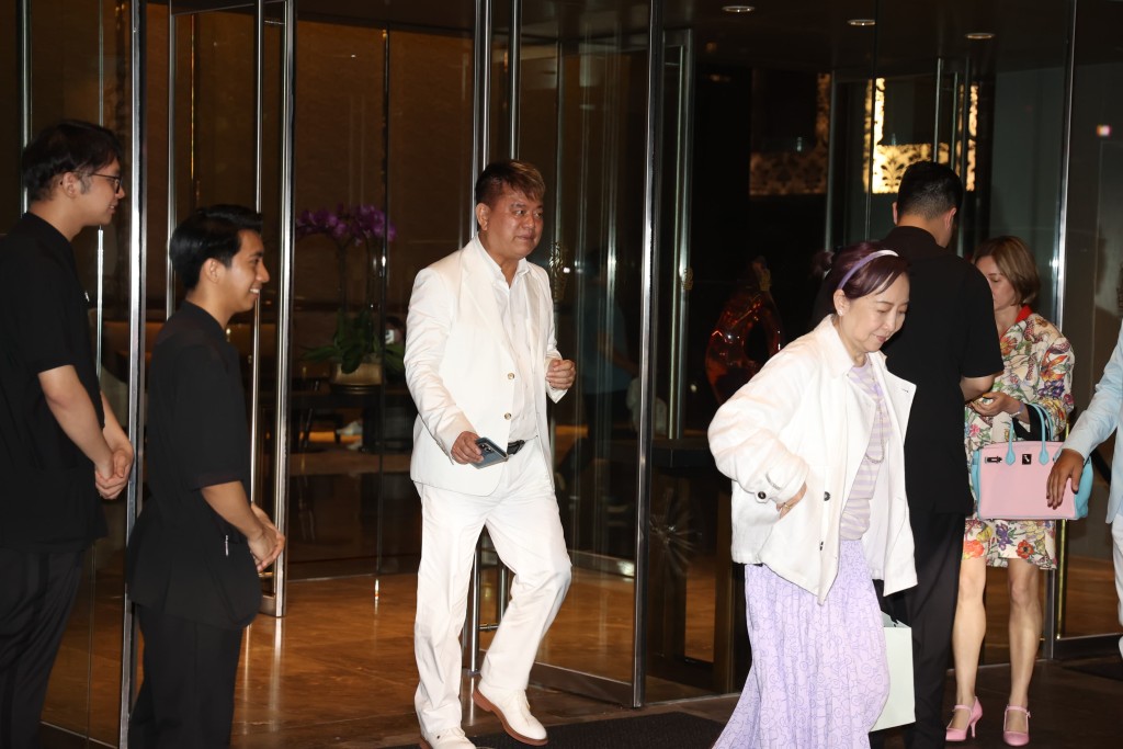 黃杏秀亦有陪同阿叻一齊出席婚宴。