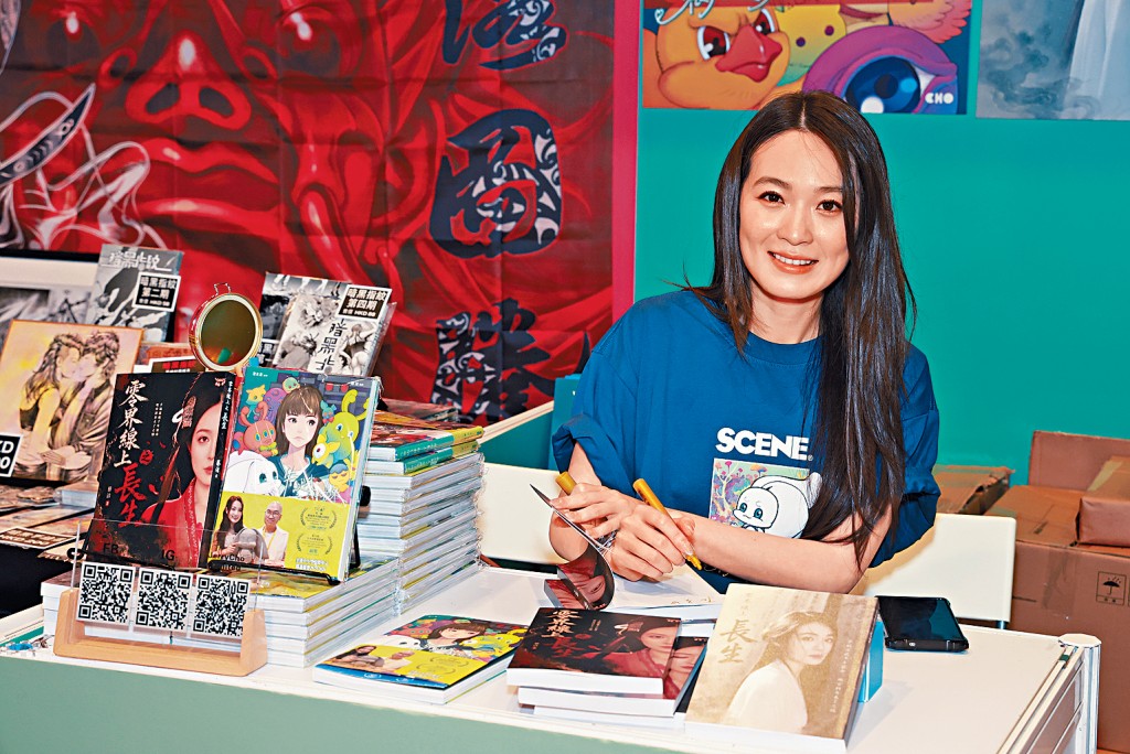 蔡潔帶來新著小說《零界線上之長生》及再版漫畫《失敗的我被放上了置物架》現身簽名活動。