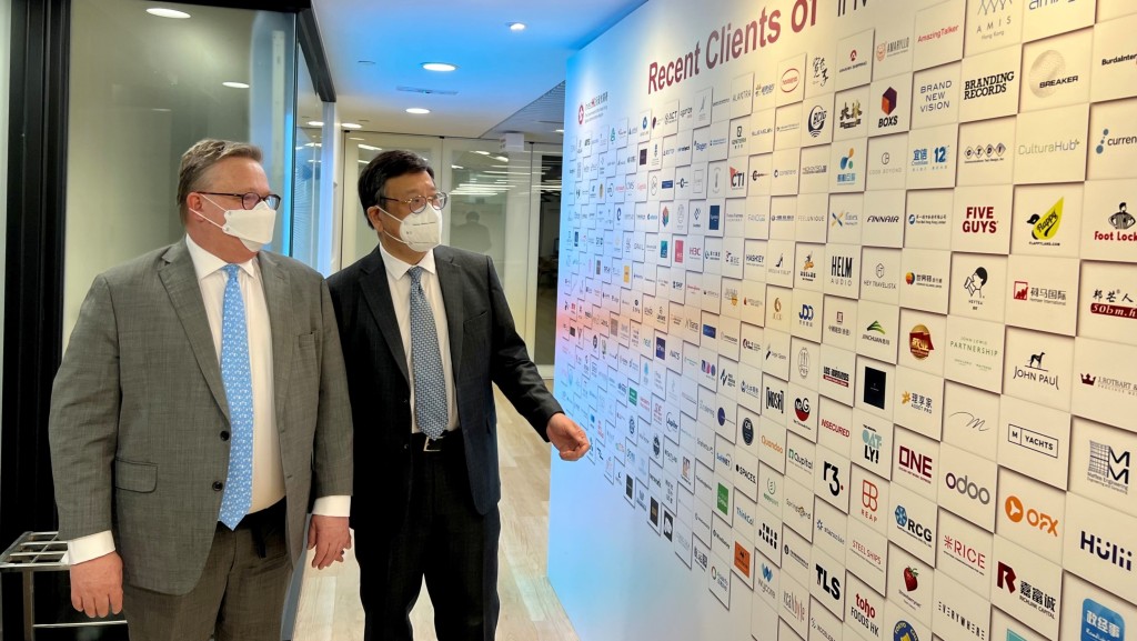 商務及經濟發展局局長丘應樺(右)日前到訪投資推廣署,了解促進外來直接投資,以及協助海外及內地企業在香港開設或擴展業務的最新情況。政府新聞處圖片
