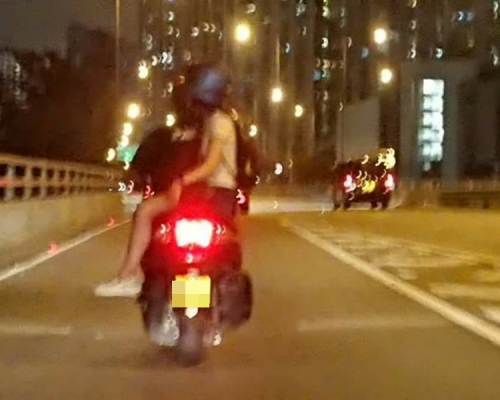 鐵騎女乘客罕見「淑女式」坐姿,僅以單手扶持安全惹關注。網上圖片
