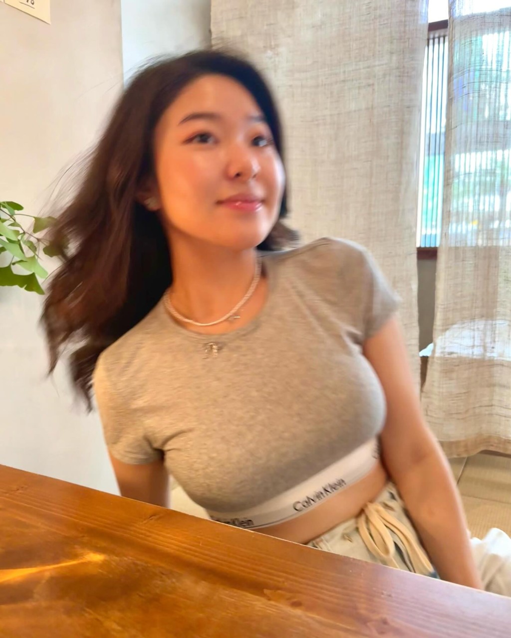 许惠菁昨日（2日）分享一辑身穿紧身Crop top的照片。