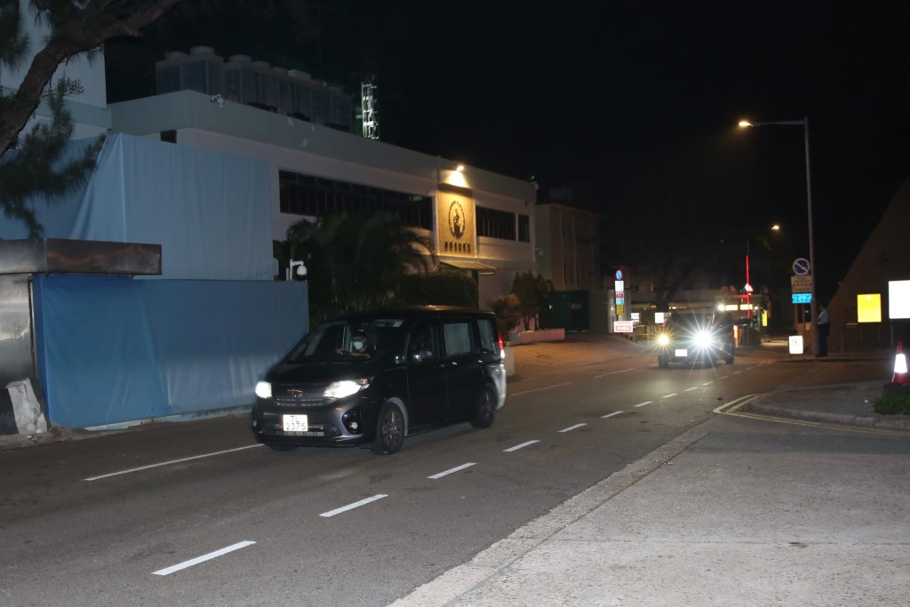 清晨時分，其中一輛拉上窗簾的七人車駛出監獄，相信楊岳橋就在車內，並由車輛直接送回其寓所。