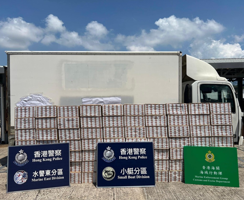 行動中，人員共檢獲145萬支懷疑私煙及328公斤懷疑未完稅雪茄，估計總市值約880萬元。警方提供