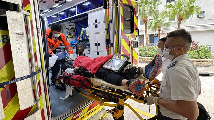 東頭懲教所男職員上吊，由救護車送院搶救。