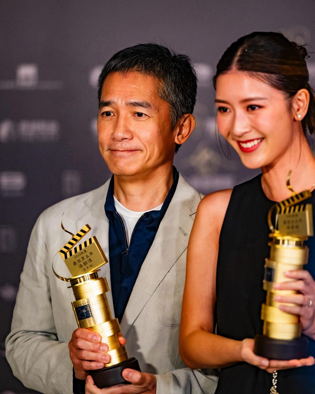 梁朝伟与「最佳女主角」余香凝合照时似已「社恐」发作。