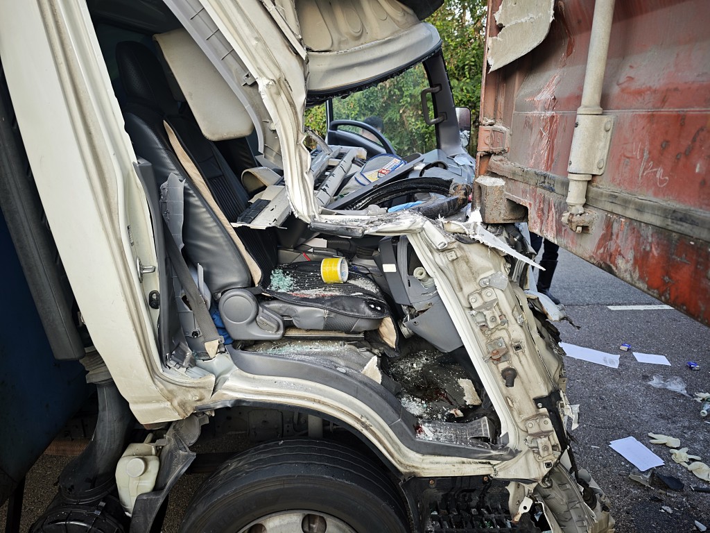 貨車車頭損毀嚴重。 貨車車頭損毀嚴重。
