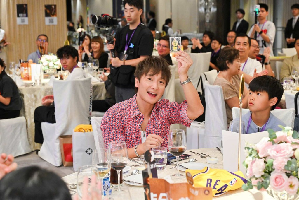方力申開心收到里夫斯閃咭。