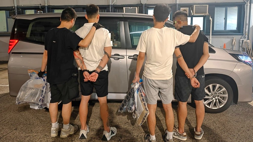 九龍城被捕的兩名男子。 九龍城被捕的兩名男子。