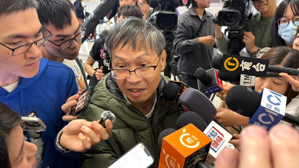 家屬余先生到場接機。 家屬余先生到場接機。