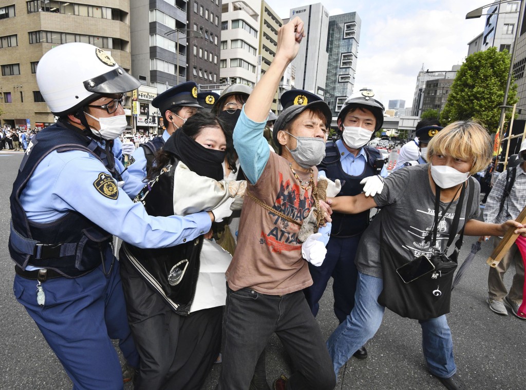 示威者與當地警方發生輕微衝突。AP