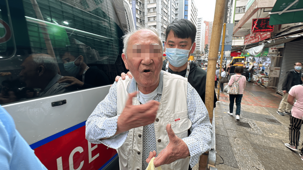 一名89歲姓高的老翁被兩名按摩女郎「偷桃」，並搶去一條數萬元的金鏈。