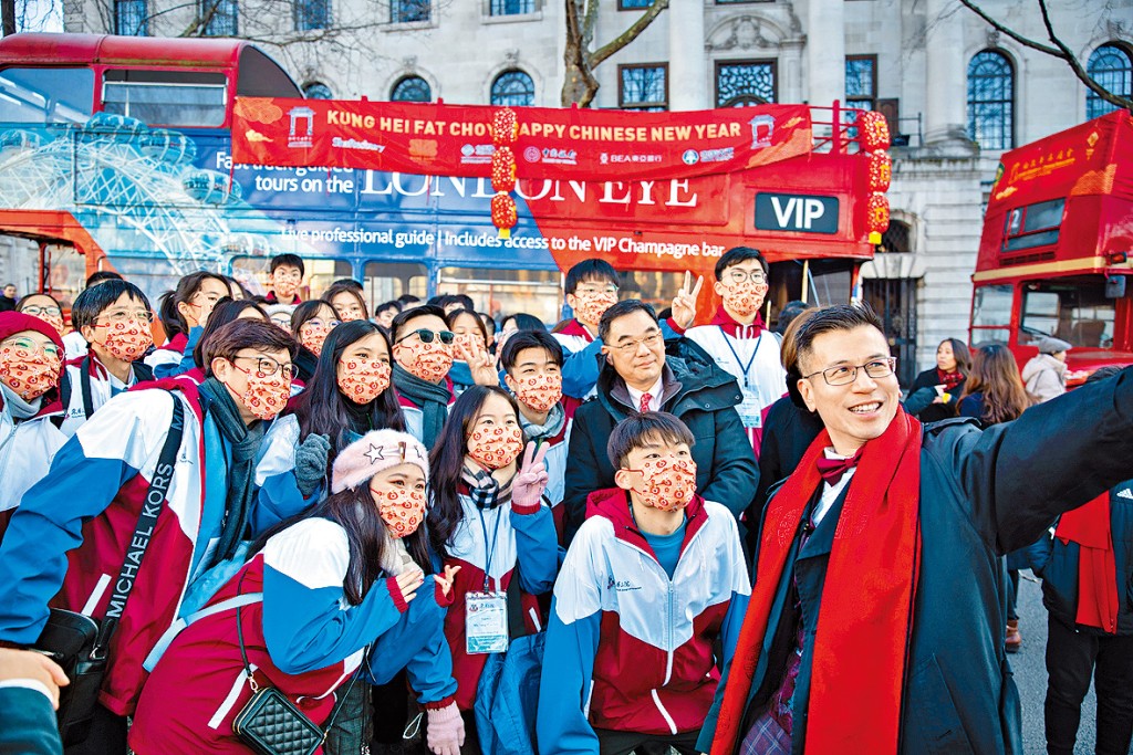 ▲香港駐倫敦經濟貿易辦事處處長羅莘桉先生(右一)不時與學生親切交流,更分享自身奮鬥經驗,鼓勵同學力爭上游。