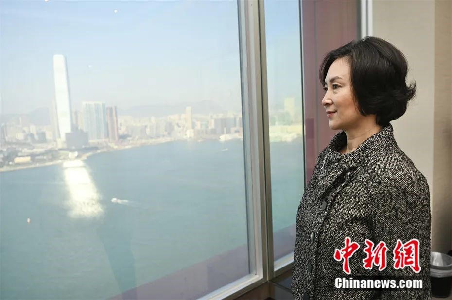 何超瓊接受《中國新聞網》訪問，講述她關注的議題，及把年輕人帶到愛國愛港愛澳方向。《中新網》圖片