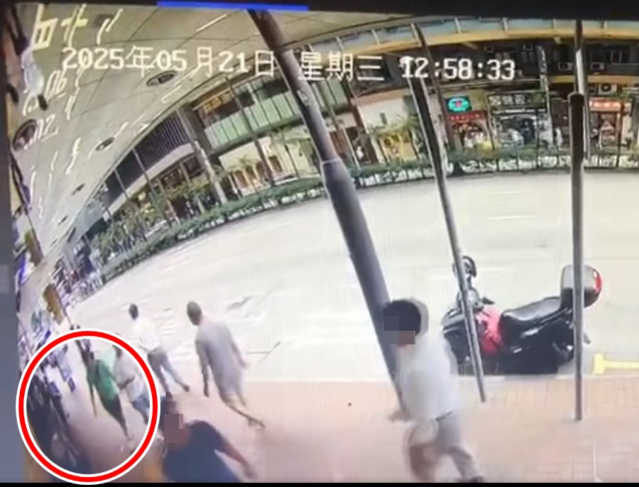 綠衣男入鏡。fb「香港突發事故報料區2.0」截圖 綠衣男入鏡。fb「香港突發事故報料區2.0」截圖