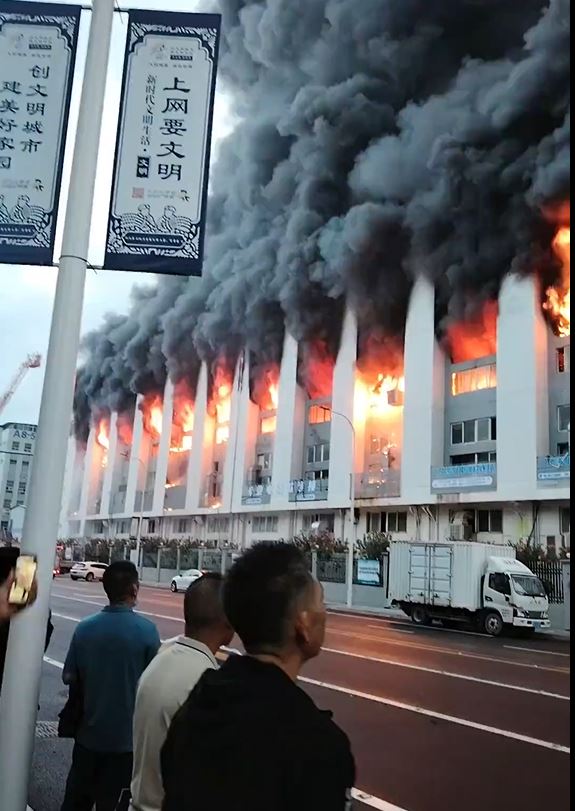 浙江一工厂发生冲天大火。