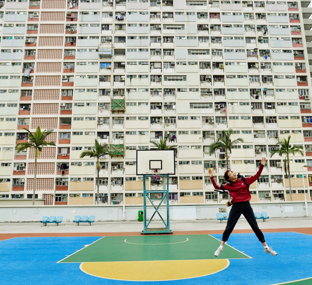 彩虹邨是香港早期兴建的公共屋邨之一，于1962年开始入伙，共有11座楼宇、7,400个单位，约1.75万人居住。苏正谦摄