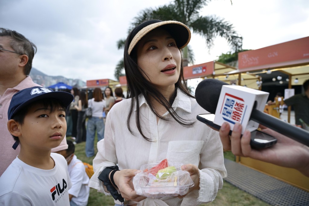 市民Julia路過見到有活動，便打算到攤檔買酒。